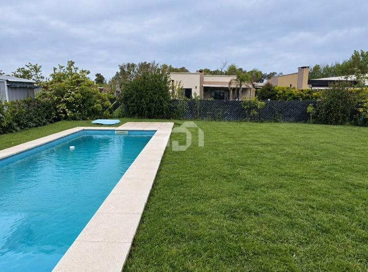 Casa · 140m² · 4 Ambientes · 2 Cocheras