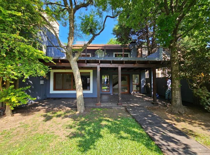 Casa · 270m² · 5 Ambientes · 2 Cocheras