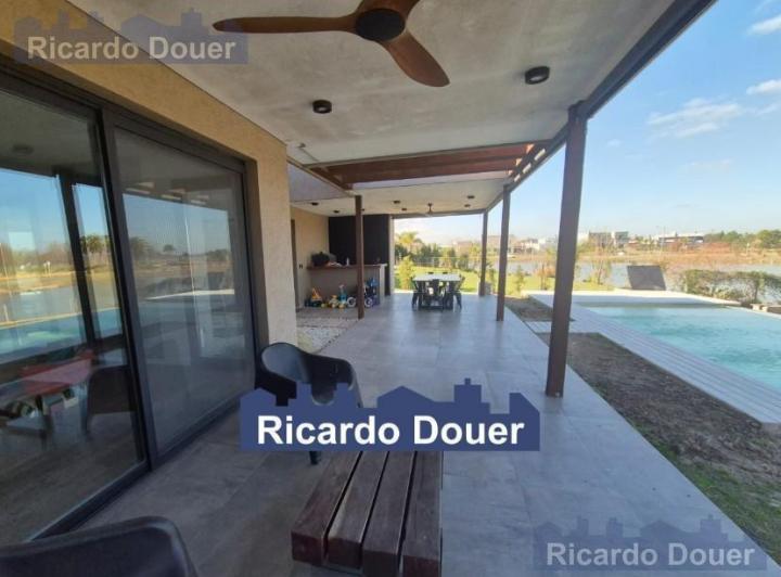 Casa · 180m² · 5 Ambientes · 2 Cocheras
