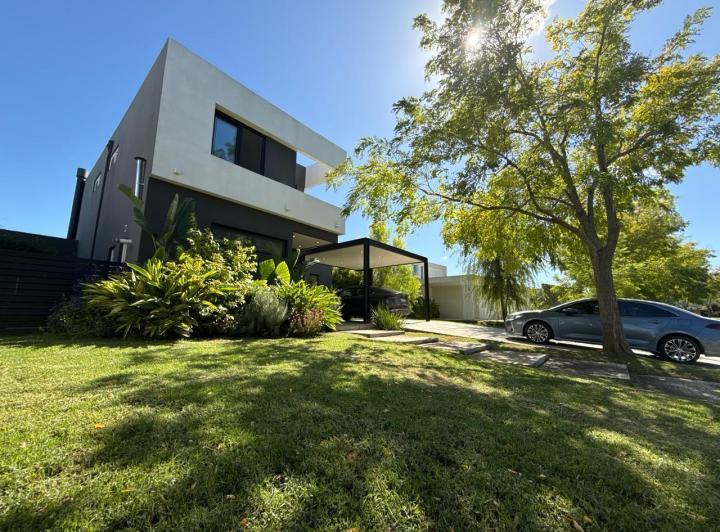 Casa · 280m² · 4 Ambientes · 6 Cocheras