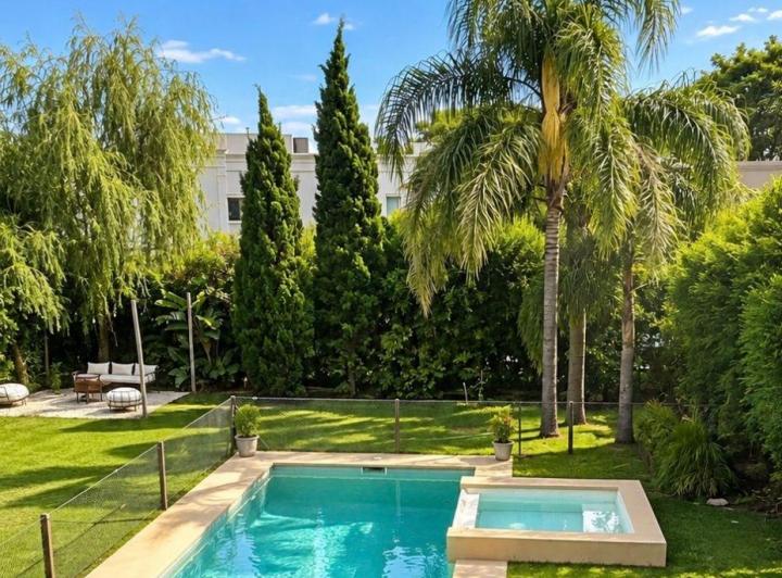 Casa · 220m² · 5 Ambientes · 2 Cocheras