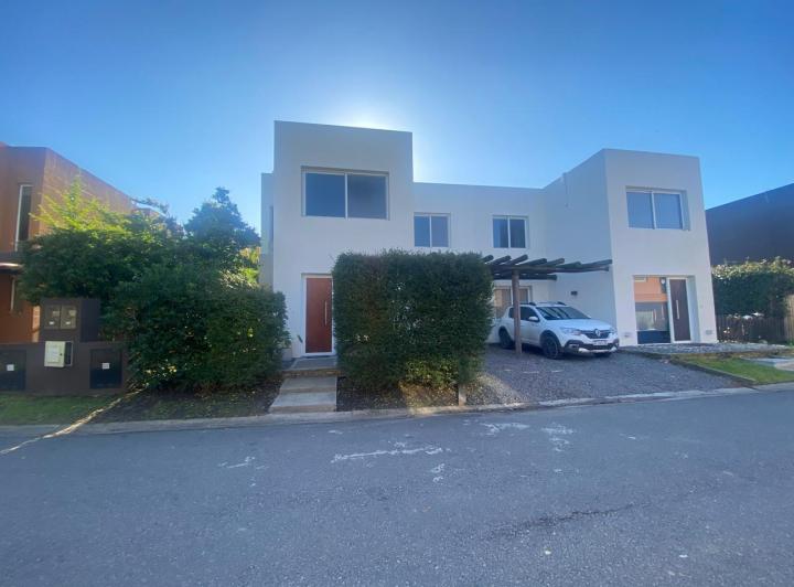 Casa · 93m² · 4 Ambientes · 2 Cocheras