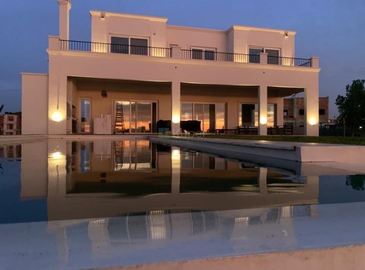 Casa · 1000m² · 4 Ambientes · 1 Cochera