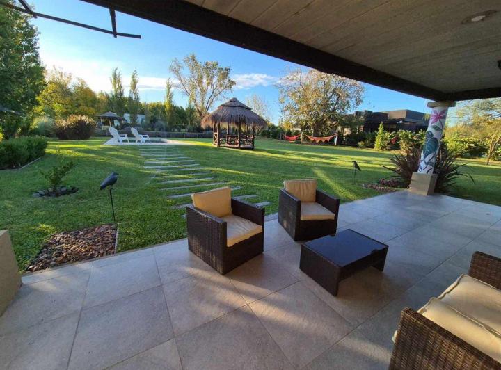 Casa · 225m² · 5 Ambientes · 2 Cocheras