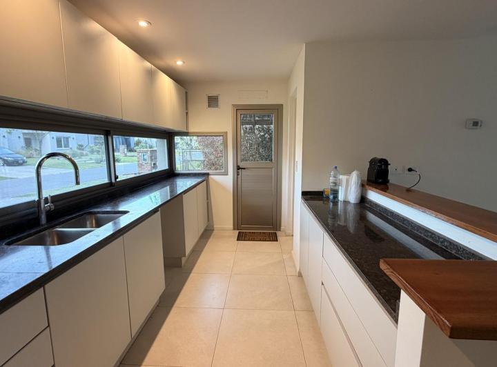 Casa · 195m² · 5 Ambientes · 4 Cocheras