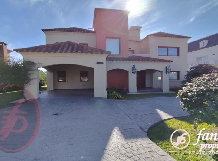Casa · 222m² · 5 Ambientes · 1 Cochera