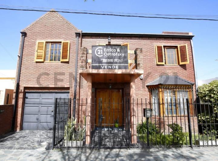 Casa · 204m² · 4 Ambientes · 2 Cocheras