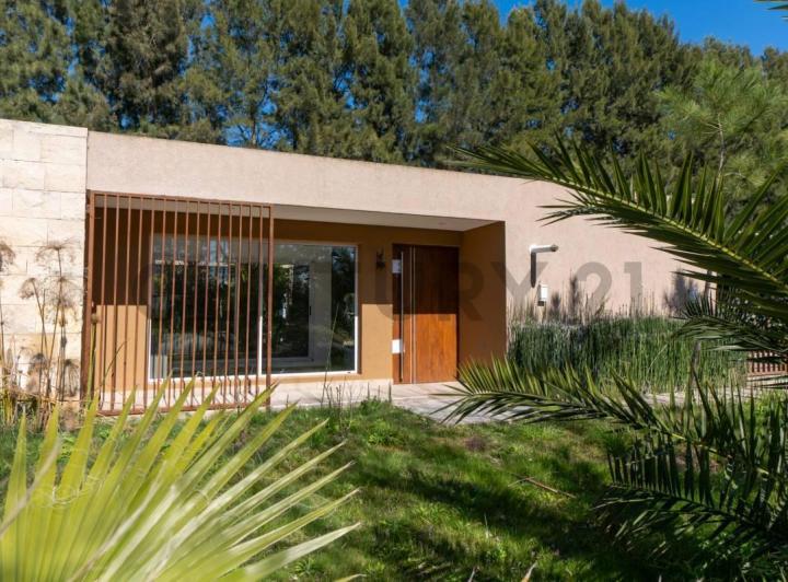 Casa · 174m² · 4 Ambientes · 2 Cocheras