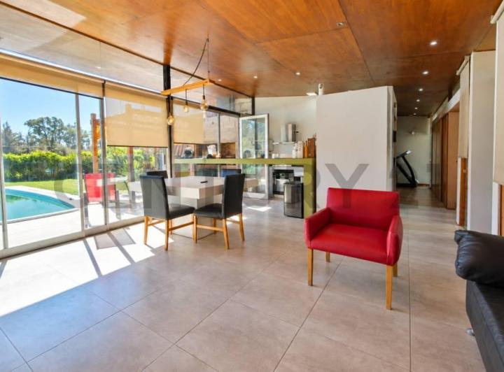 Casa · 90m² · 3 Ambientes · 2 Cocheras