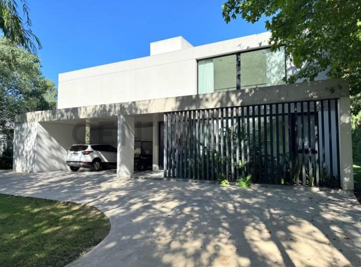 Casa · 280m² · 4 Ambientes · 2 Cocheras