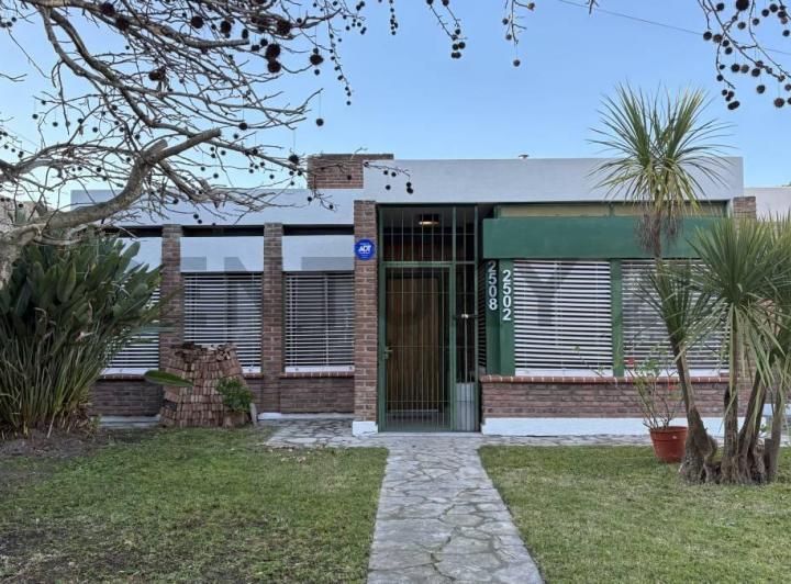 Casa · 214m² · 6 Ambientes · 1 Cochera