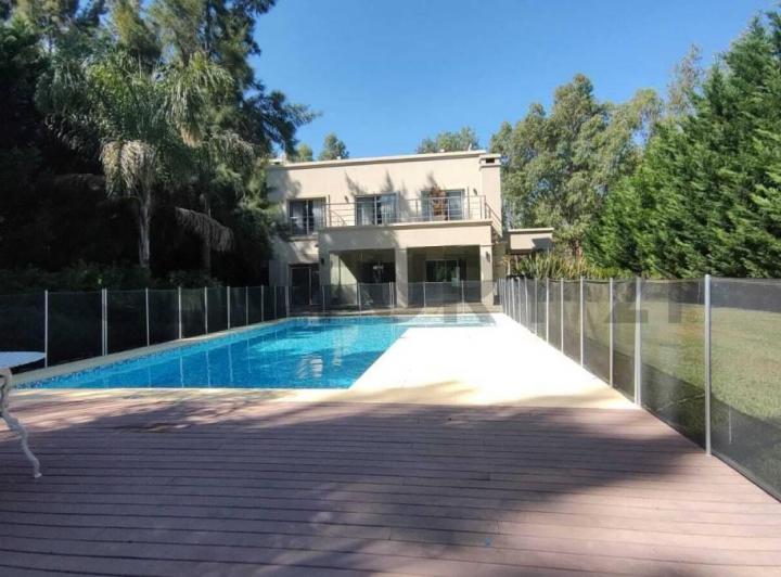 Casa · 210m² · 4 Ambientes · 5 Cocheras
