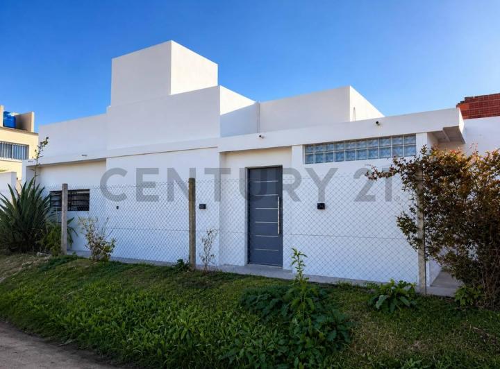 Casa · 90m² · 3 Ambientes · 2 Cocheras