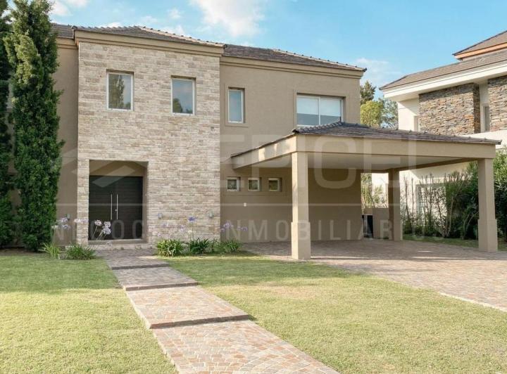 Casa · 250m² · 4 Ambientes · 2 Cocheras