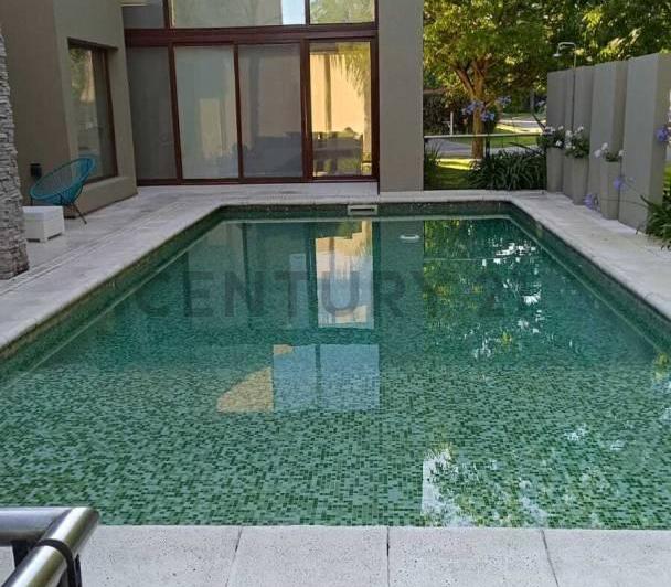 Casa · 395m² · 4 Ambientes · 4 Cocheras