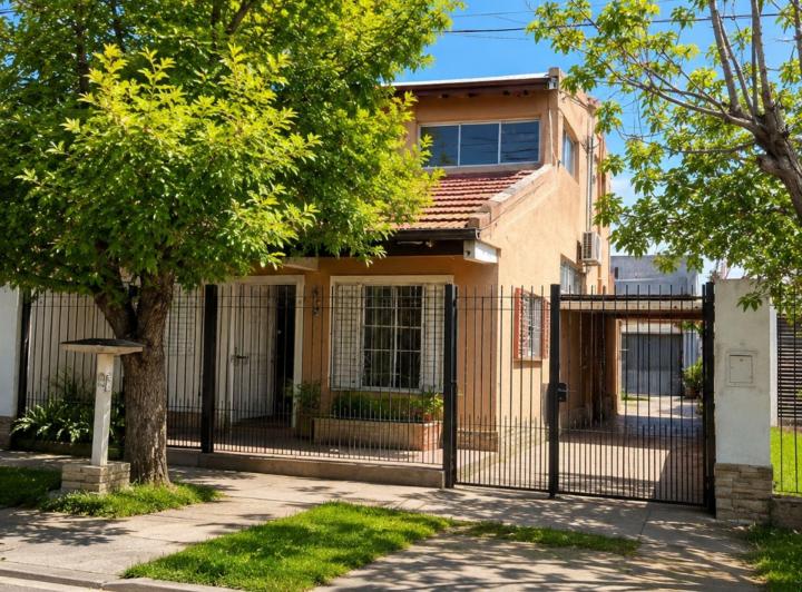 Casa · 91m² · 4 Ambientes · 2 Cocheras
