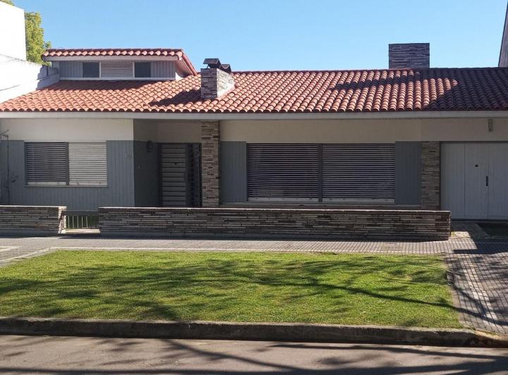 Casa · 135m² · 4 Ambientes · 3 Cocheras