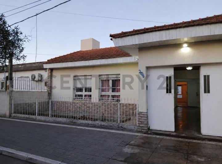 Casa · 160m² · 5 Ambientes · 2 Cocheras