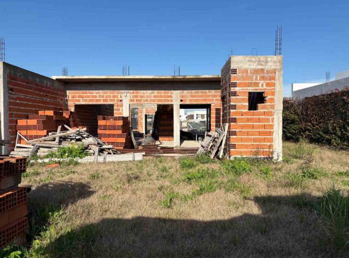 Casa · 260m² · 8 Ambientes · 1 Cochera