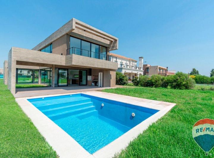 Casa · 225m² · 4 Ambientes · 2 Cocheras