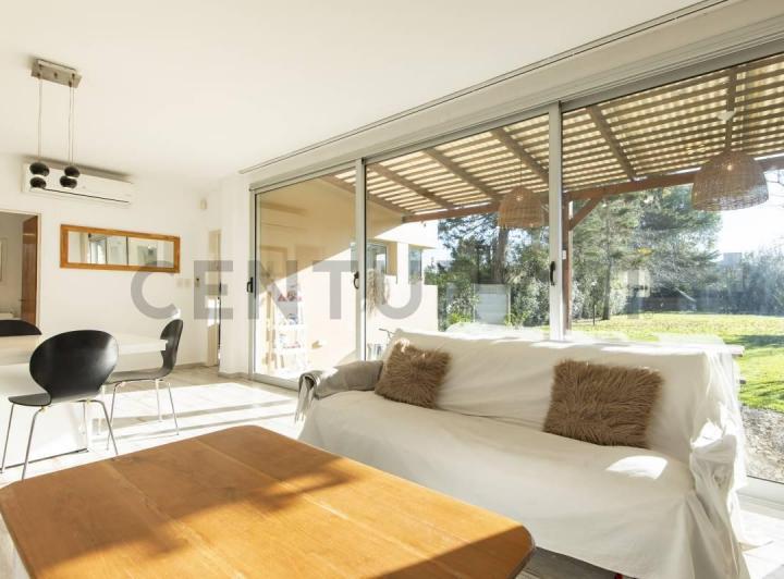Casa · 945m² · 3 Ambientes · 4 Cocheras