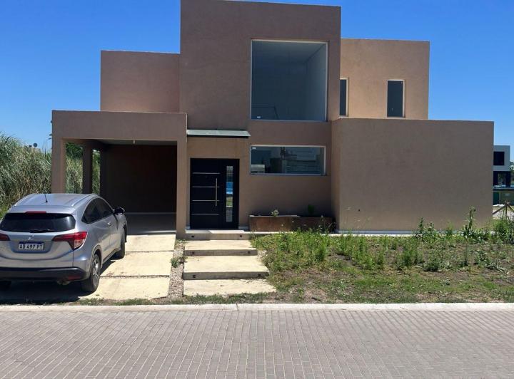 Casa · 240m² · 6 Ambientes · 1 Cochera