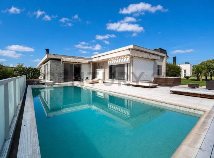 Casa · 300m² · 3 Dormitorios · 2 Cocheras