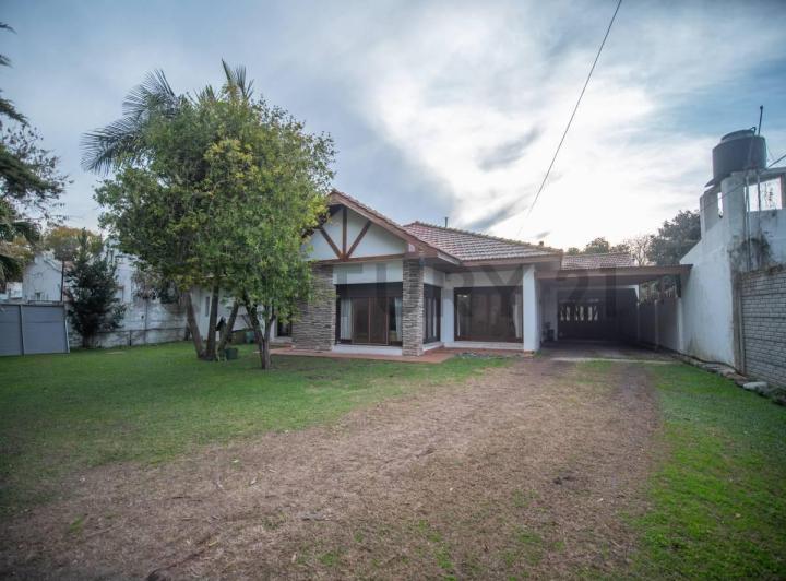 Casa · 300m² · 6 Ambientes · 3 Cocheras