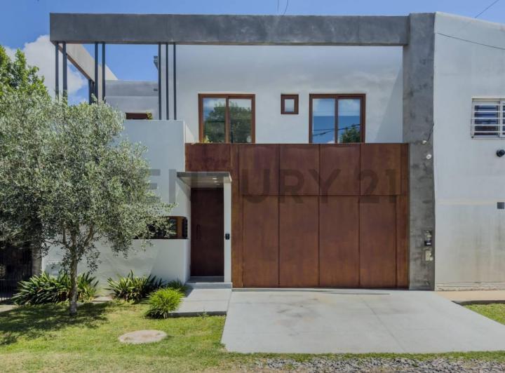 Casa · 163m² · 4 Ambientes · 2 Cocheras