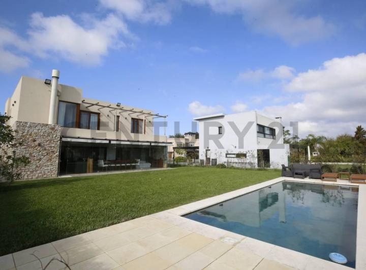 Casa · 280m² · 4 Ambientes