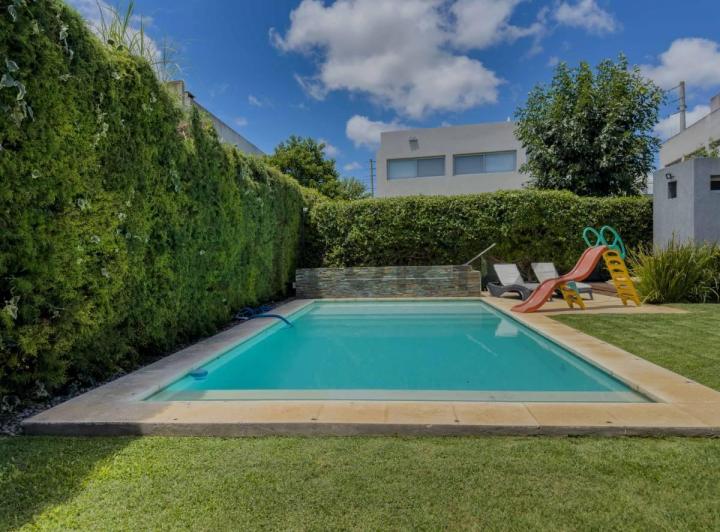 Casa · 200m² · 4 Ambientes · 2 Cocheras