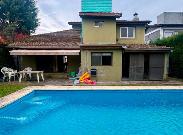 Casa · 165m² · 6 Ambientes · 2 Cocheras