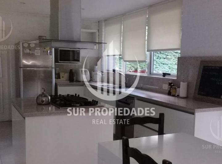 Casa · 200m² · 5 Ambientes · 2 Cocheras