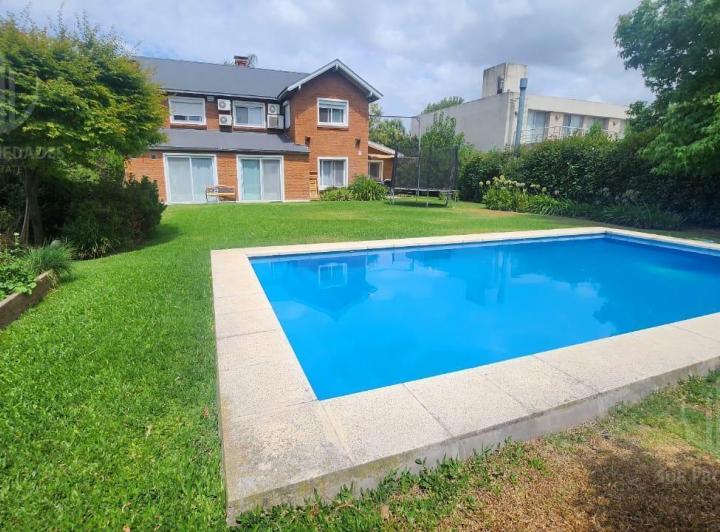 Casa · 220m² · 6 Ambientes · 1 Cochera