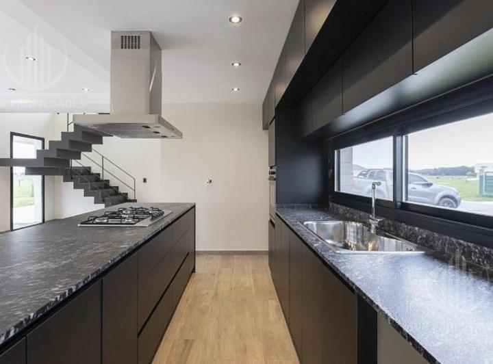 Casa · 181m² · 5 Ambientes · 2 Cocheras