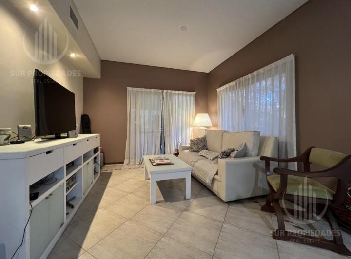 Casa · 240m² · 5 Ambientes · 2 Cocheras