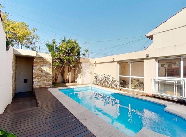 Casa · 245m² · 6 Ambientes · 2 Cocheras