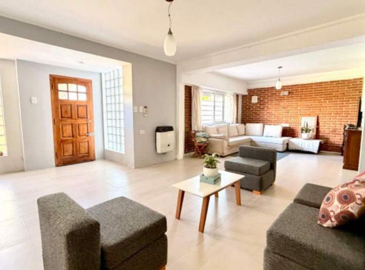 Casa · 170m² · 6 Ambientes · 2 Cocheras