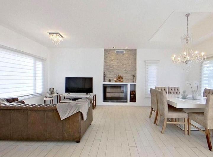 Casa · 312m² · 8 Ambientes · 1 Cochera