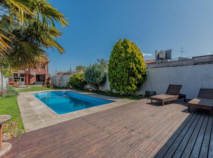 Casa · 219m² · 5 Ambientes · 3 Cocheras