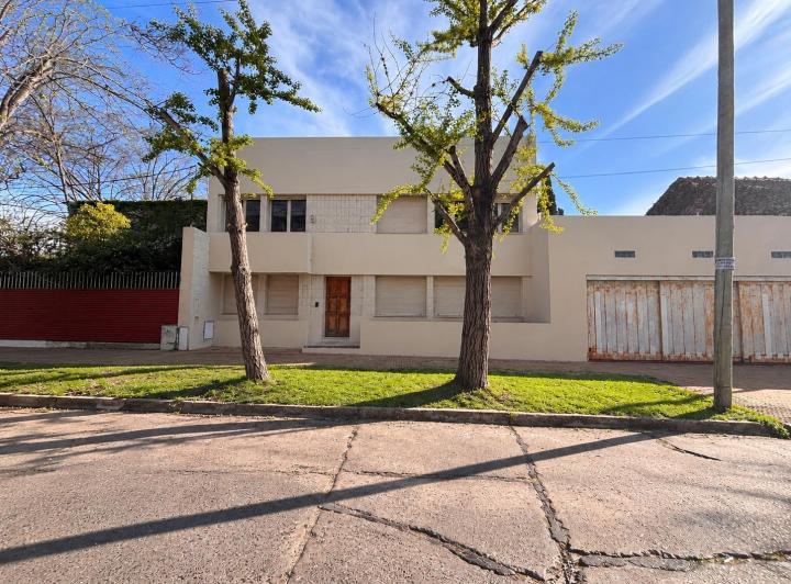 Casa · 290m² · 5 Ambientes · 3 Cocheras
