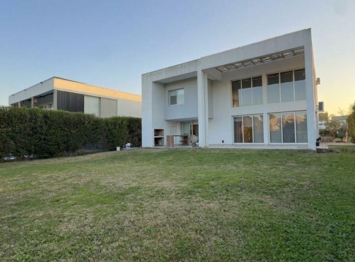 Casa · 350m² · 5 Ambientes · 2 Cocheras