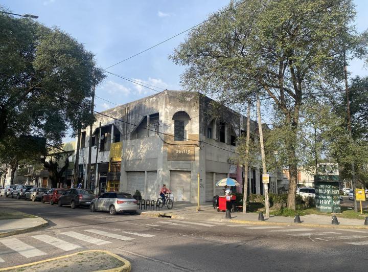 Local comercial · 667m²