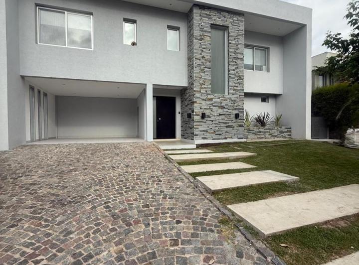 Casa · 320m² · 5 Ambientes