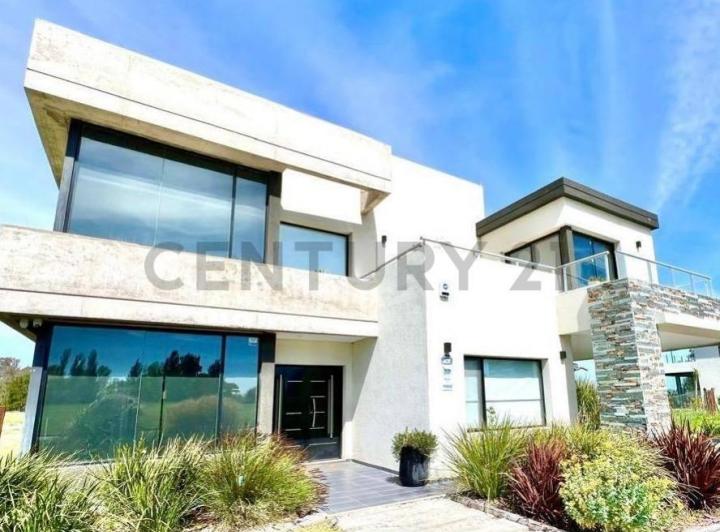 Casa · 336m² · 7 Ambientes · 2 Cocheras
