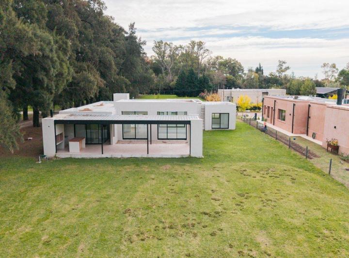 Casa · 263m² · 6 Ambientes · 2 Cocheras