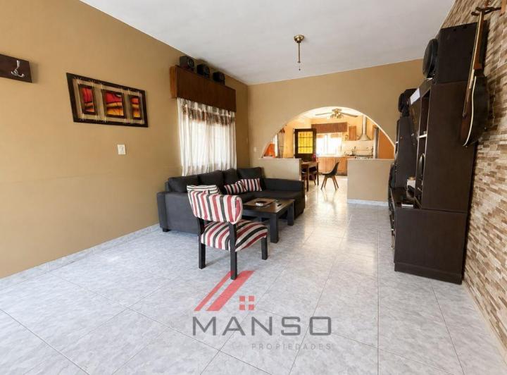 Casa · 245m² · 4 Ambientes · 2 Cocheras