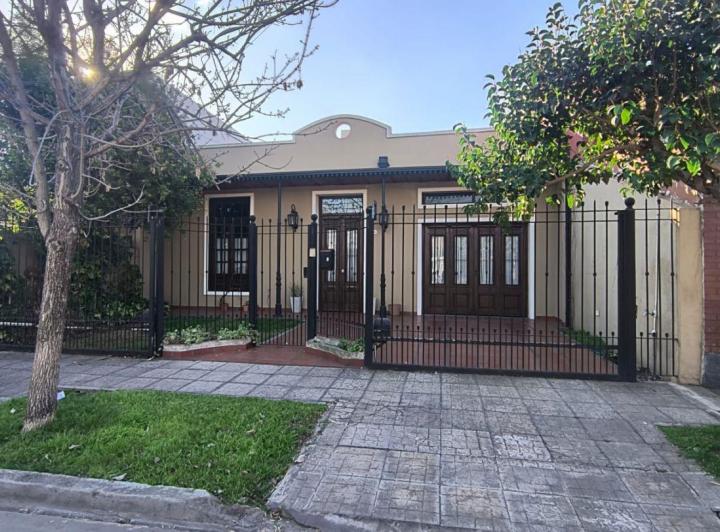 Casa · 190m² · 5 Ambientes · 2 Cocheras