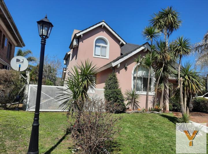 Casa · 240m² · 6 Ambientes