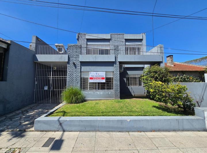 Casa · 208m² · 5 Ambientes · 3 Cocheras